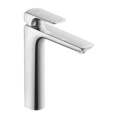Chromfarbener Wasserhahn von Kludi mit einer klaren, modernen Form, der einen flachen Auslauf und einen Hebel zur Wassereinstellung besitzt.